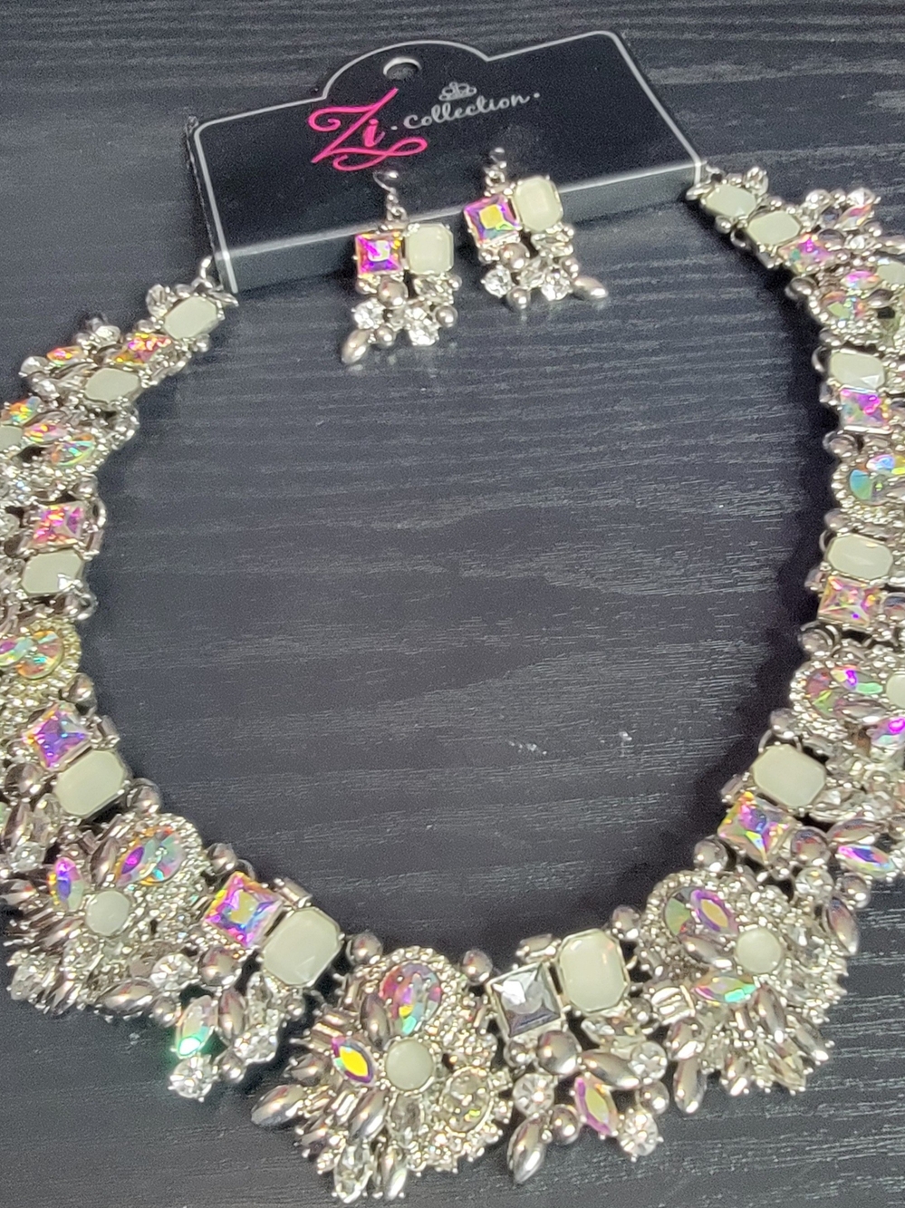 Paparazzi. ZI Collection Piece. Necklace And Earrings